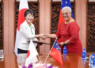 Foreign Minster KAMIKAWA and Prime Minister Fiame Shaking hands