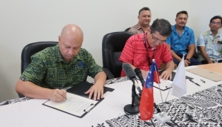 Signing of the Grant Contract between H.E. Mr. SENTA Keisuke and Managing Director  of Samoa Water Authority