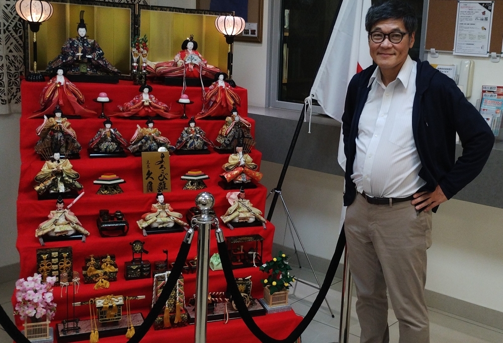 Ambassador Suzuki with a set of hina dolls