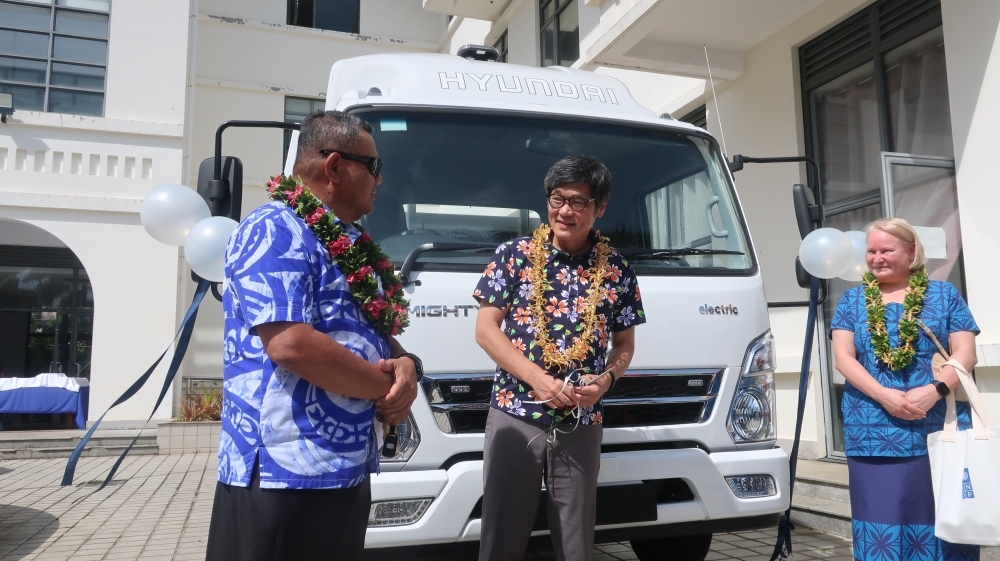 Ambassador Suzuki and the Minister of Public Enterprises