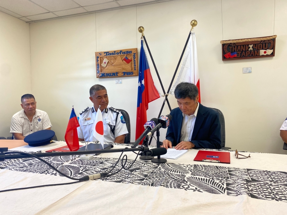 Ambassador Suzuki delivering a speech